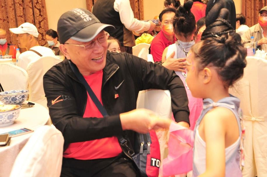 廣電5G“金色關愛卡”正式發布，首批百位60+廣電5G體驗官齊聚東方明珠