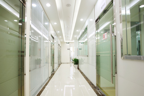 來看重慶拜博口腔醫院收費标準：種植牙2980元起、矯正6999元起、全瓷牙1000元起